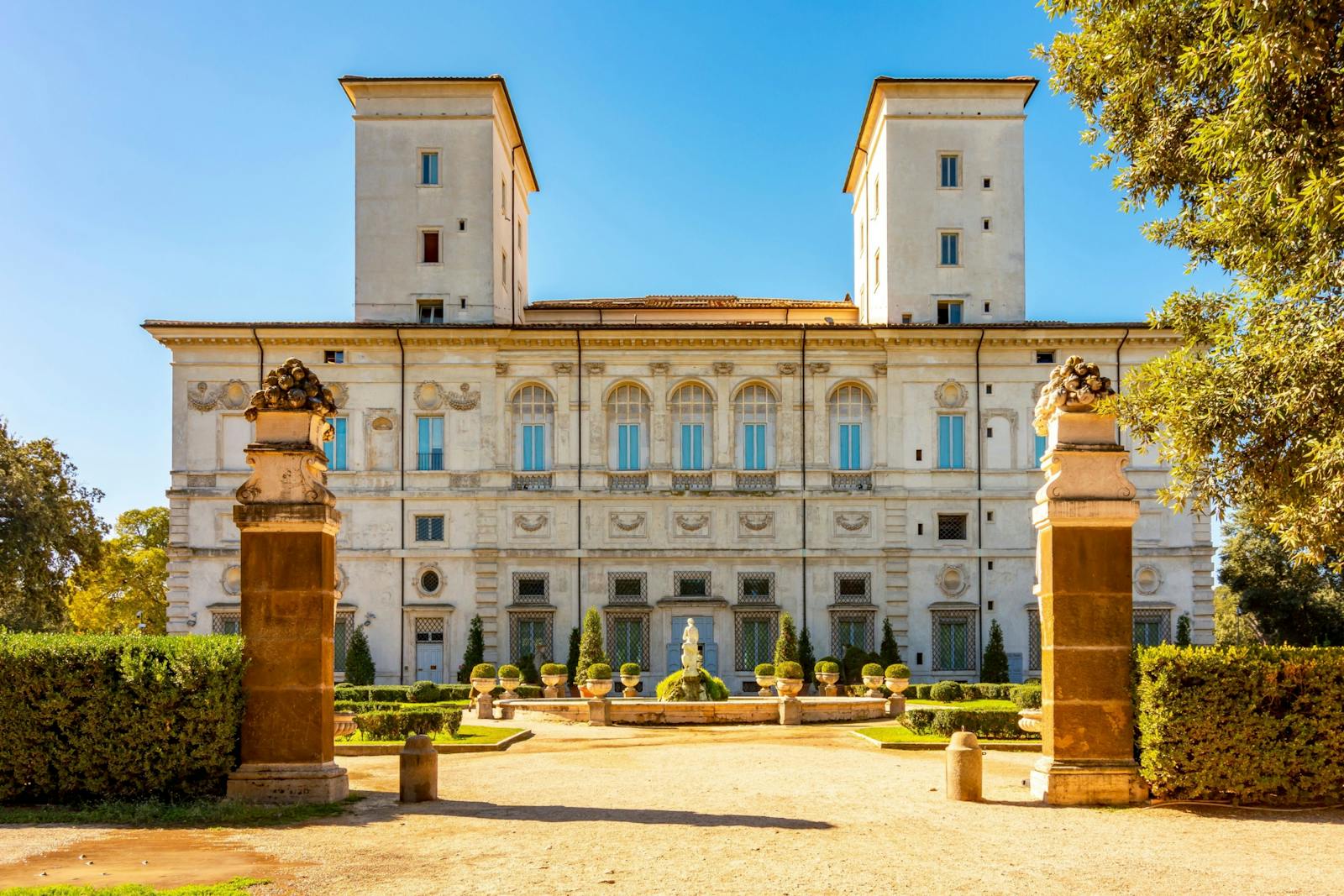 Borghese-galleriets facade set fra haven