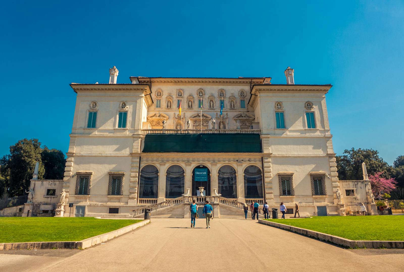 Borghese-galleriets facade under en klar blå himmel