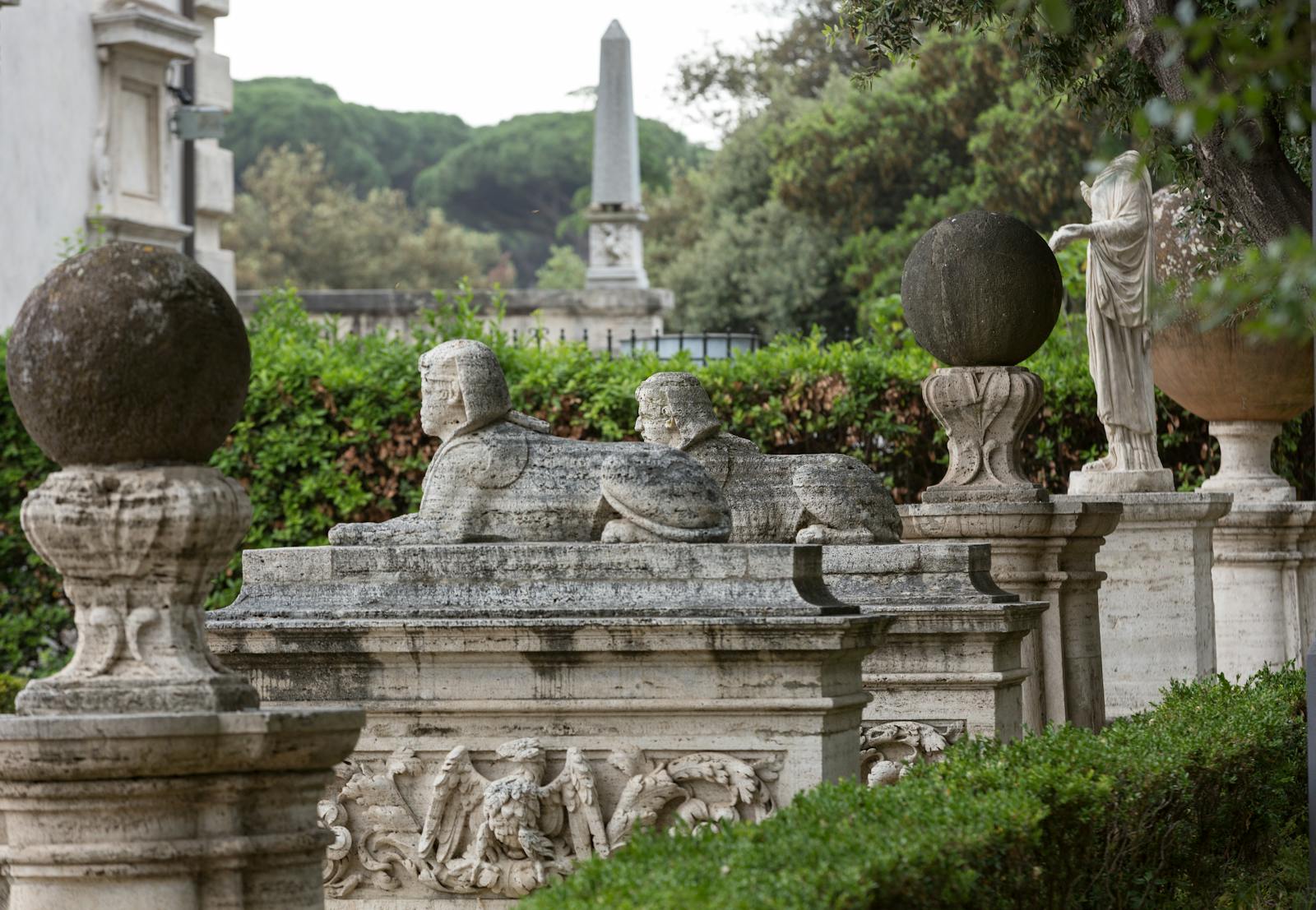 Sphinx-statuer og obelisk i Borghese-galleriets have