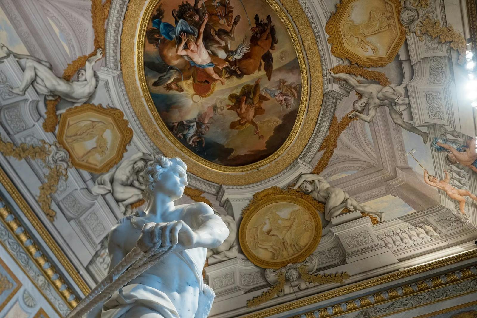 Blick nach oben auf die Decke der Borghese-Galerie