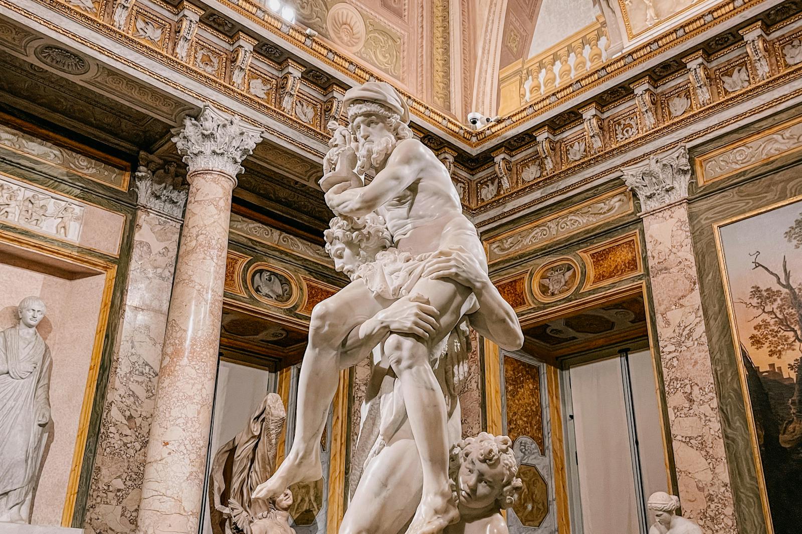 Statuie din Galeria Borghese văzută din contrapicaj